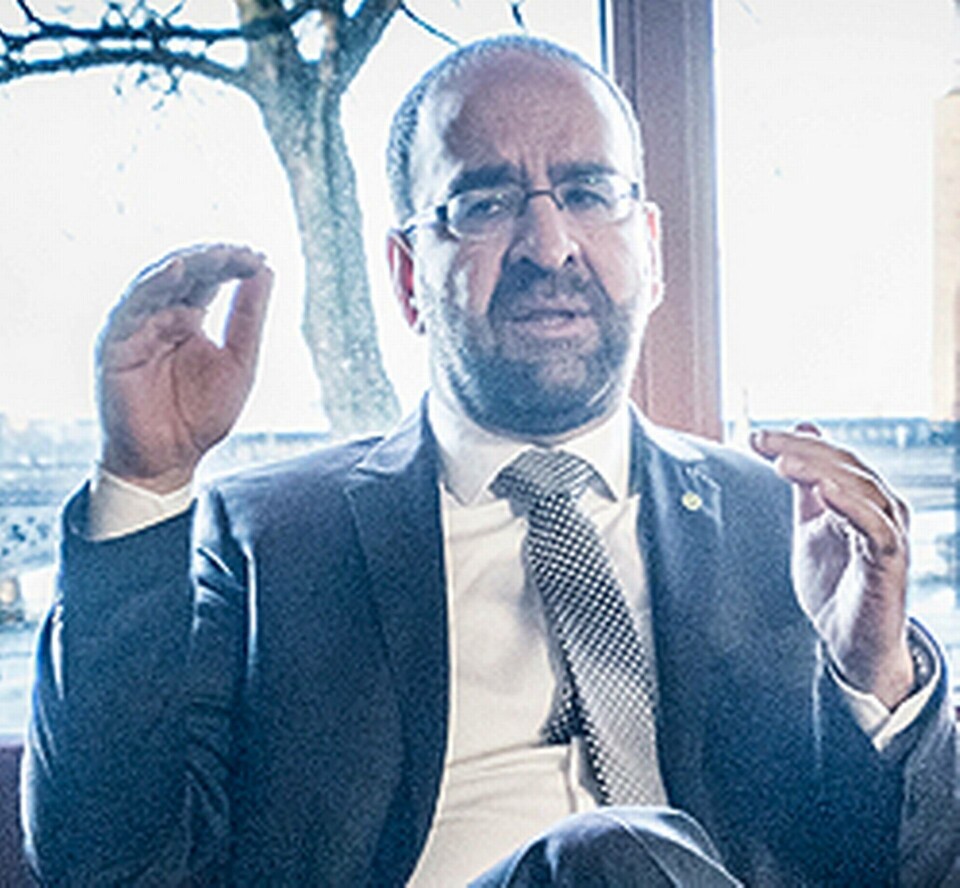 It-minister Mehmet Kaplan välkomnar Ny Tekniks avslöjande om Telias datalagring. Och han har själv Telia som operatör. Foto: TT It-minister Mehmet Kaplan välkomnar Ny Tekniks avslöjande om Telias datalagring. Och han har själv Telia som operatör. Foto: TT