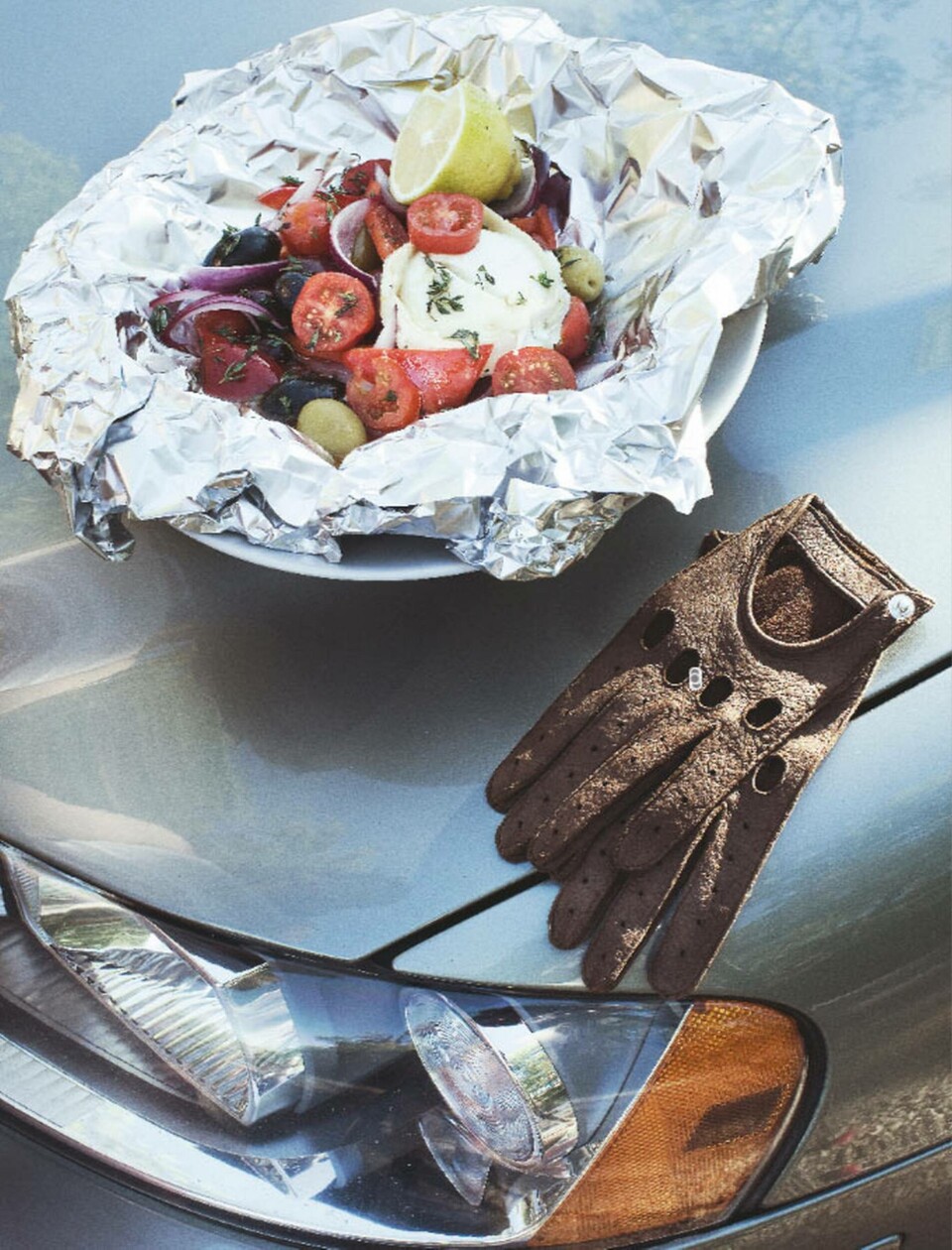 Fiskpaket i ugn drar för mycket energi. Stoppa in maten under motorhuven i stället och ta vara på överskottsvärmen från din biltur. Foto: Björn Terring Fiskpaket i ugn drar för mycket energi. Stoppa in maten under motorhuven i stället och ta vara på överskottsvärmen från din biltur. Foto: Björn Terring