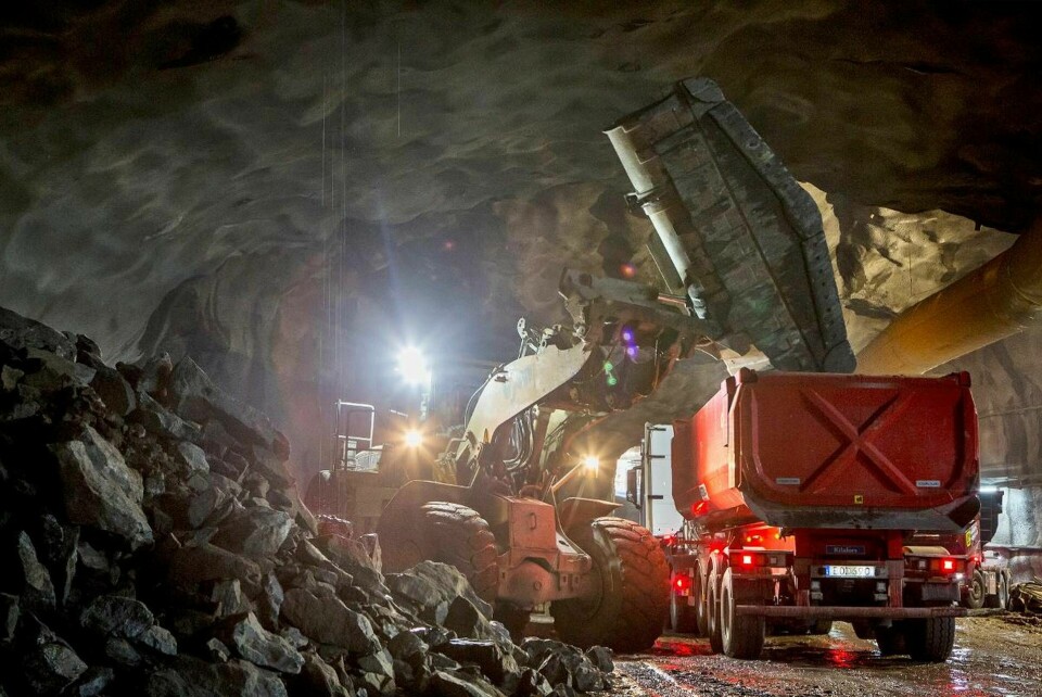 Över 22 miljoner ton berg ska sprängas bort för att bygga Förbifart Stockholm. Här, under Sätra, lastas bermassor av i ett mellanlager. Foto: Mikael Ullén