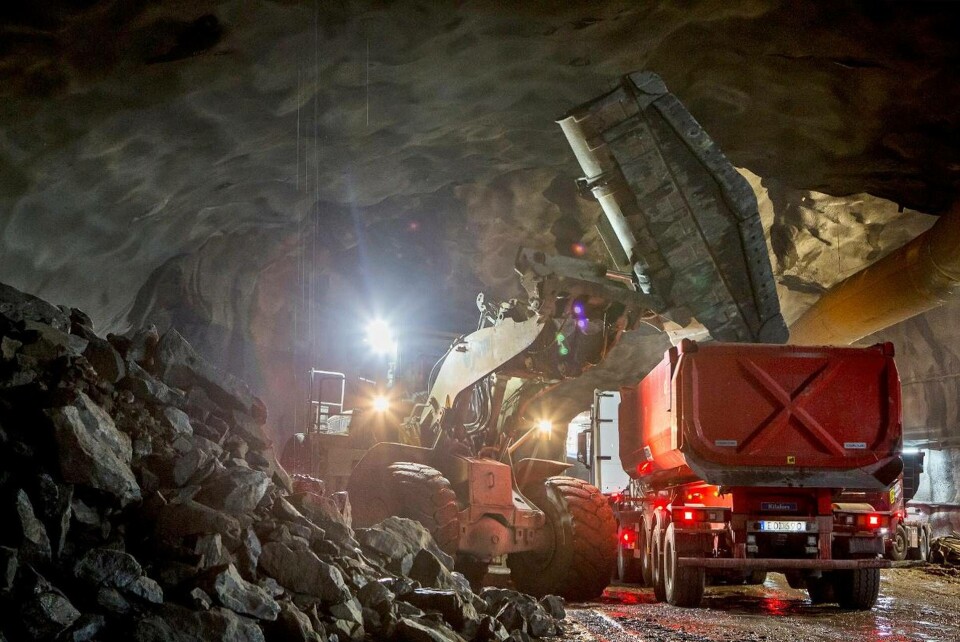 Över 22 miljoner ton berg ska sprängas bort för att bygga Förbifart Stockholm. Här, under Sätra, lastas bermassor av i ett mellanlager. Foto: Mikael Ullén Över 22 miljoner ton berg ska sprängas bort för att bygga Förbifart Stockholm. Här, under Sätra, lastas bermassor av i ett mellanlager. Foto: Mikael Ullén