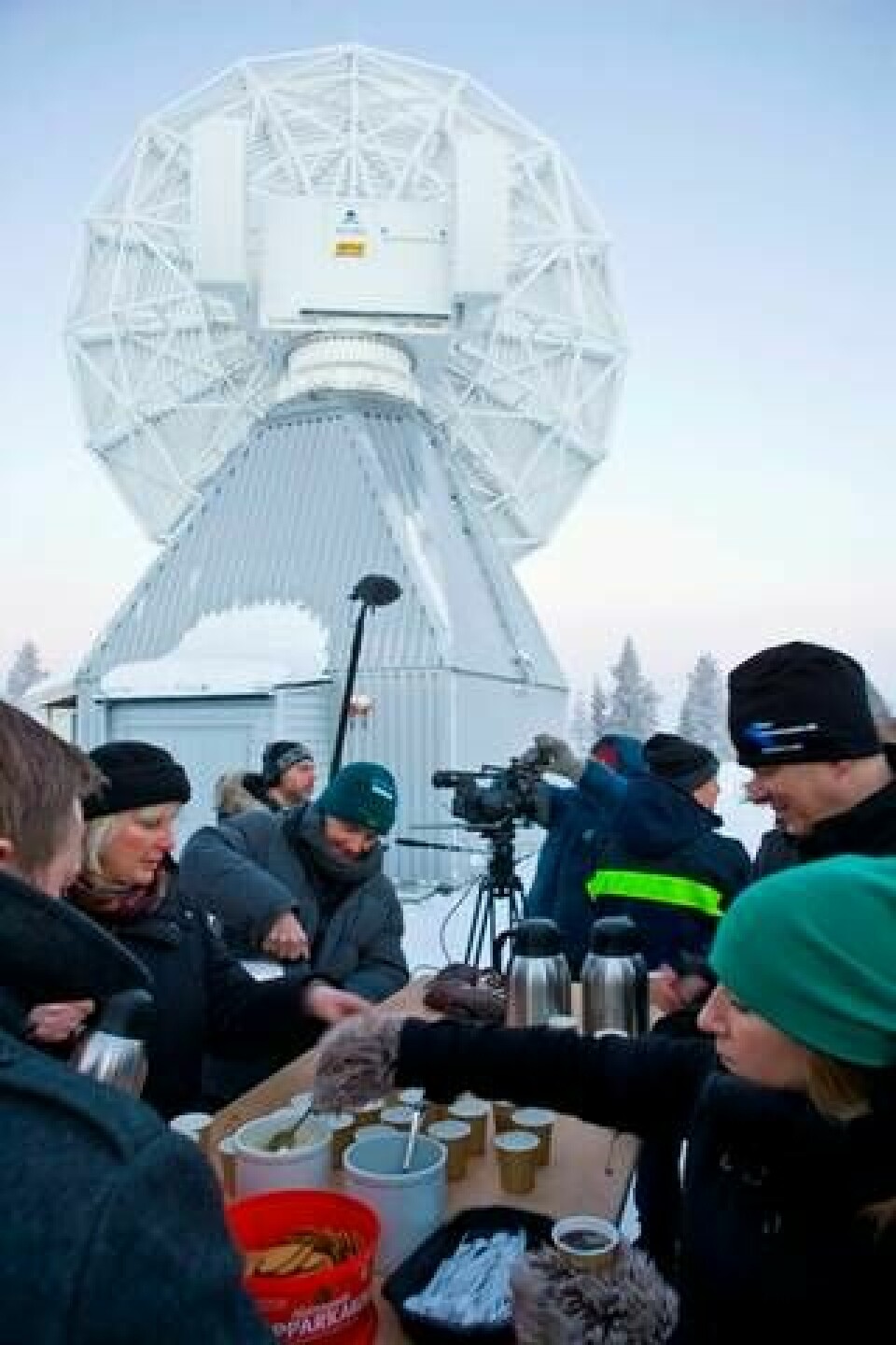Invigningen av Galileo-antennen på Esrange i Kiruna den 13 december 2010. Swedish glögg till de influgna gästerna. Foto: Swedish Space Corporation