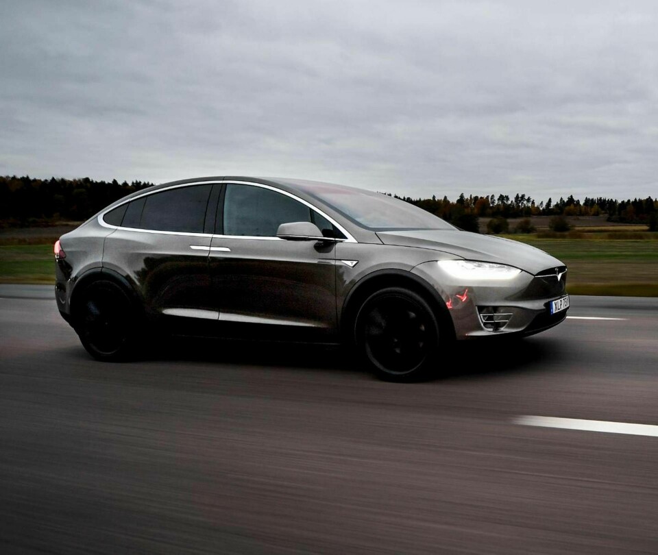 Den spektakulära Tesla Model X rullar i 365 exemplar i Sverige.