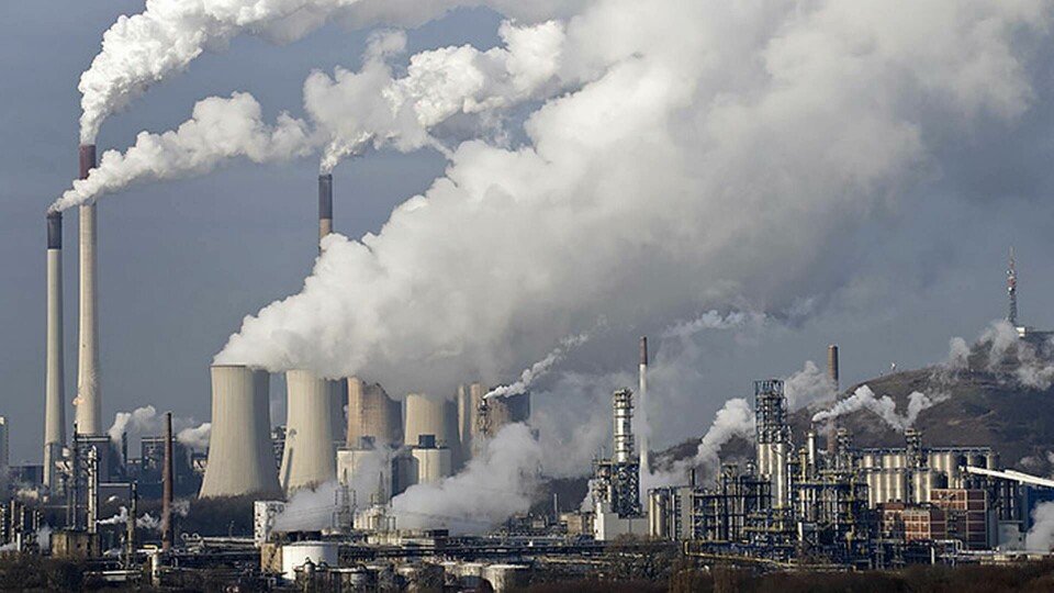 Nuvarande koldioxidhalter har enligt FN-organisationen inte setts på miljontals år. Arkivbilden visar ett kolkraftverk i Gelsenkirchen, Tyskland. Foto: TT / AP Photo / Martin Meissner