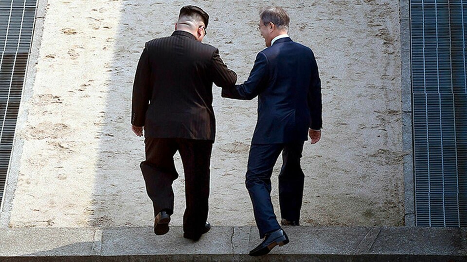 Arkivbild på när Nordkoreas diktator Kim Jong Un, till vänster, och Sydkoreas president Moon Jae-in korsar gränsen mellan länderna vid Panmunjom. Foto: Korea Summit Press Pool via AP / TT