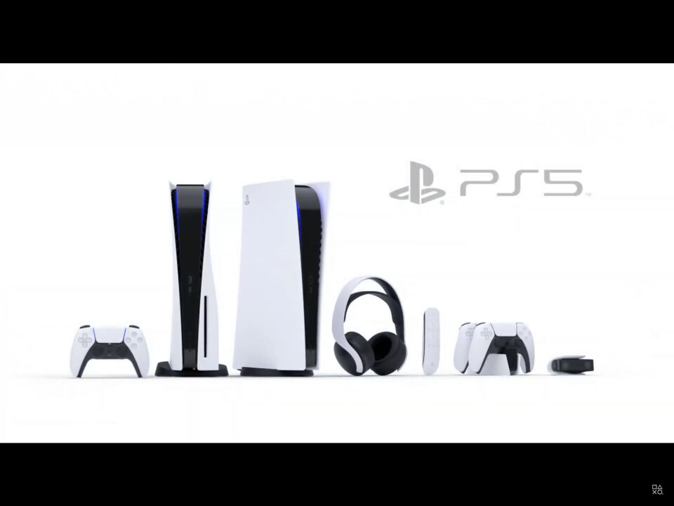 Playstation 5-konsoler med handkontroller och andra tillbehör. Playstation 5-konsoler med handkontroller och andra tillbehör.