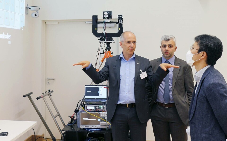 Vänster i bild: Thomas Haustein från forskningsinstitutet Fraunhofer-Gesellschaft. Till höger: Dr. Kim Byoung-hoon, teknikchef hos LG. Foto: Press Vänster i bild: Thomas Haustein från forskningsinstitutet Fraunhofer-Gesellschaft. Till höger: Dr. Kim Byoung-hoon, teknikchef hos LG. Foto: Press