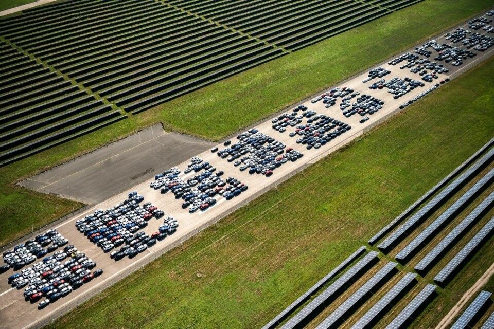 Runt 9 000 Mercedes-suv:ar står uppradade på ett flygfält i Tyskland. Foto: Mohssen Assanimoghaddam