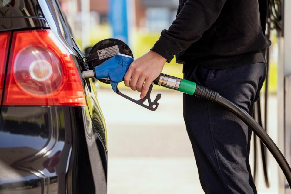 EU:s ministerråd ger Sverige rätt att slopa energiskatten på bensin och diesel i tre månader. Det kan innebära ett flera kronor lägre bensinpris. Arkivbild. Foto: Beate Oma Dahle/NTB/TT