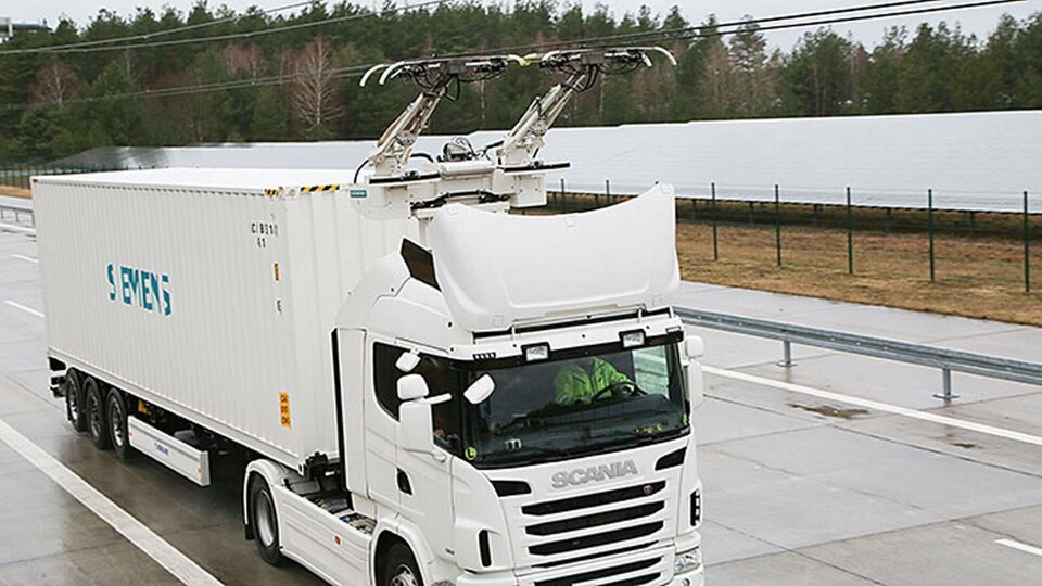 Idag genomförs de första provkörningarna på världens första elväg, på E16 utanför Gävle. Foto: Siemens Idag genomförs de första provkörningarna på världens första elväg, på E16 utanför Gävle. Foto: Siemens