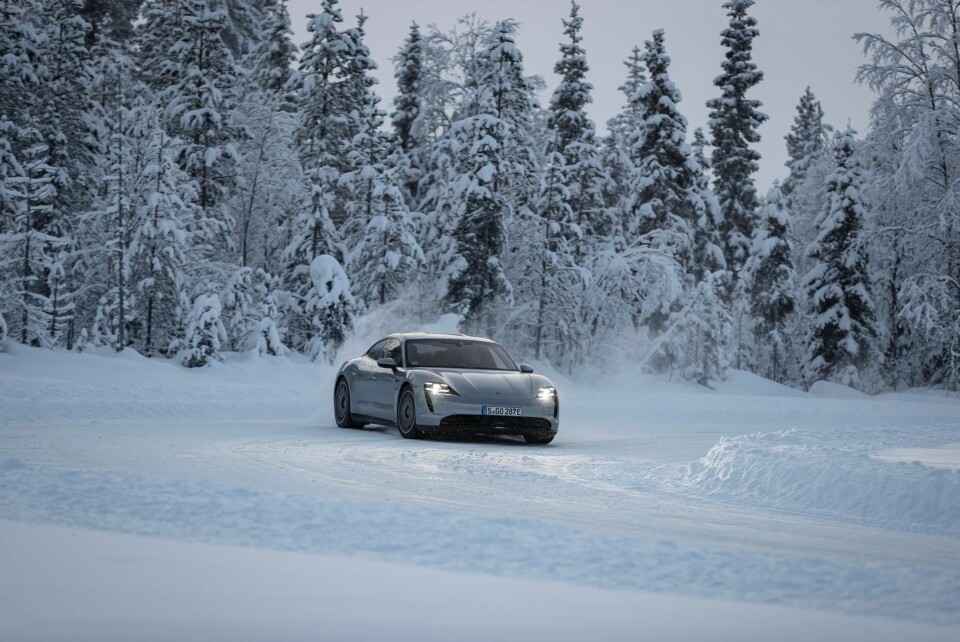 Kyla påverkar räckvidden stort. Porsche Taycan 4S (testbilen) har en officiell räckvidd på 463 kilometer – men den beräknade räckvidden stannade på 310 km. Foto: Porsche Kyla påverkar räckvidden stort. Porsche Taycan 4S (testbilen) har en officiell räckvidd på 463 kilometer – men den beräknade räckvidden stannade på 310 km. Foto: Porsche