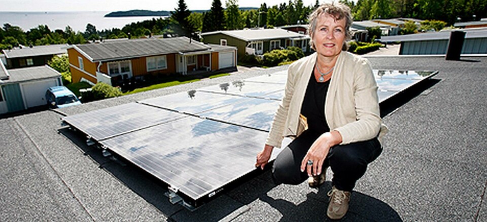 Anita Decker vill se solceller på alla tak. Själv har hon sedan i höstas tio paneler och planerar på sikt för fler. Foto: Therése Ny Anita Decker vill se solceller på alla tak. Själv har hon sedan i höstas tio paneler och planerar på sikt för fler. Foto: Therése Ny