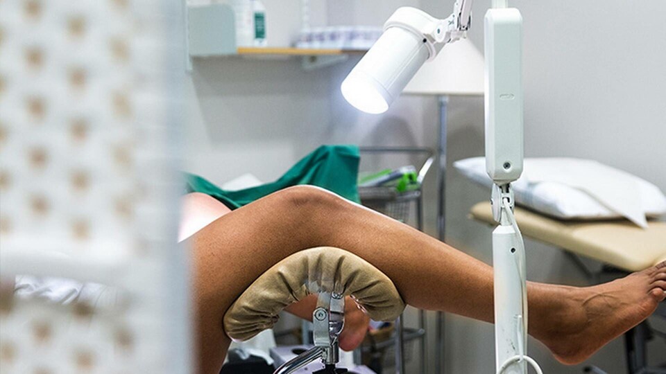 Kvinna undersöks av gynekolog, cellprov för livmoderhalscancer. Foto: Isabell Höjman / TT Kvinna undersöks av gynekolog, cellprov för livmoderhalscancer. Foto: Isabell Höjman / TT