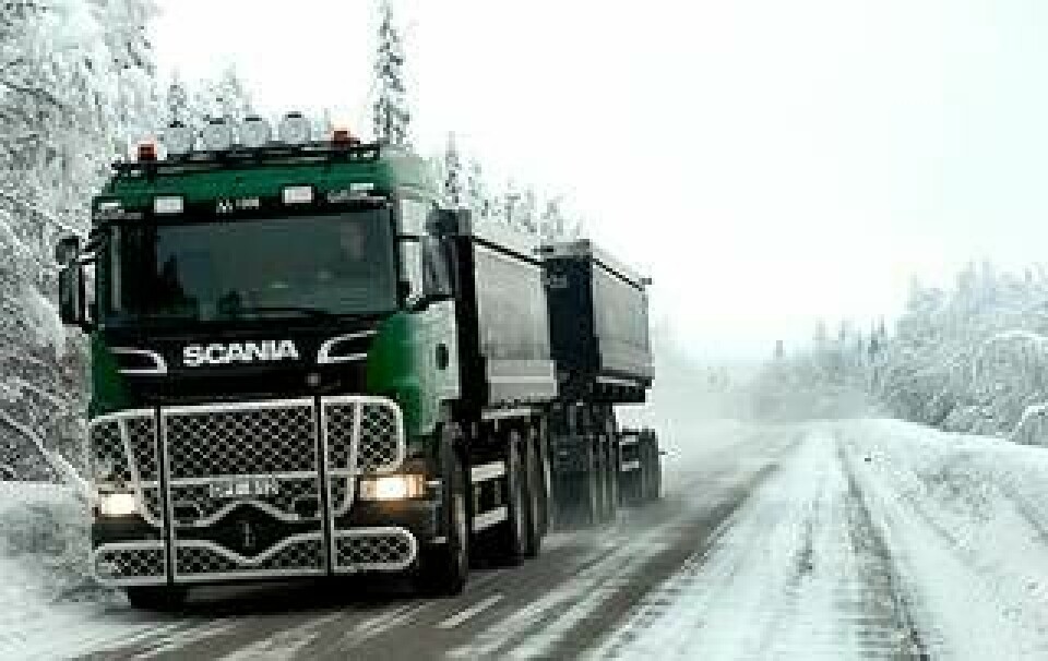 Scanialastbilarna kan tack vare lättare och mer höghållfast stål i chassit ta en större last. Varje lastbil kan frakta drygt 63 ton järnmalmskoncentrat, och har en totalvikt på 90 ton. De kör på dispens, eftersom maxvikten på svenska vägar normalt ligger på 60 ton. Foto: Pär Bäckström/NSD