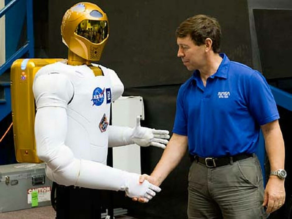 Robonaut 2 hälsar på astronauten Michael Barratt, som också ska med på resan till ISS. Robonaut 2 hälsar på astronauten Michael Barratt, som också ska med på resan till ISS.