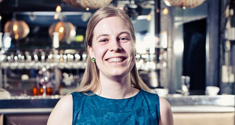 Årets teknolog Karolina Lindén fick ta emot blommor av Åsa Jackson, personaldirektör på ABB. Foto: Christian Gustavsson Årets teknolog Karolina Lindén fick ta emot blommor av Åsa Jackson, personaldirektör på ABB. Foto: Christian Gustavsson
