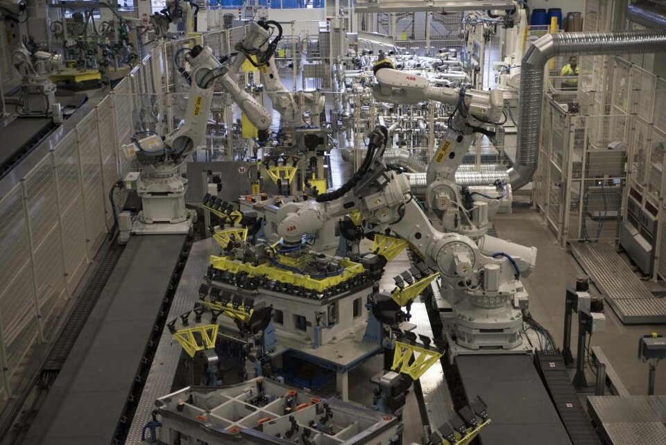 En helt ny lastbilsgeneration har ställt helt nya krav på Scanias hyttfabrik i Oskarshamn, som byggts ut och moderniserats för 2 miljarder kronor. Kronan på verket är Nya Kaross, där 285 nya robotar tillverkar hytter i en helt automatiserad process. En helt ny lastbilsgeneration har ställt helt nya krav på Scanias hyttfabrik i Oskarshamn, som byggts ut och moderniserats för 2 miljarder kronor. Kronan på verket är Nya Kaross, där 285 nya robotar tillverkar hytter i en helt automatiserad process.