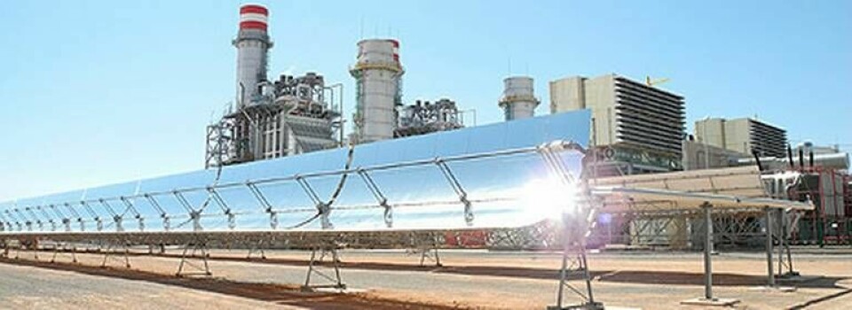 I ett termiskt solkraftverk koncentreras solenergin av speglar. Energin gör vatten till ånga som driver en turbin. Bilden är från kraftverket Ain Beni Matar i Marocko som även kan drivas med gas. Foto: Dii