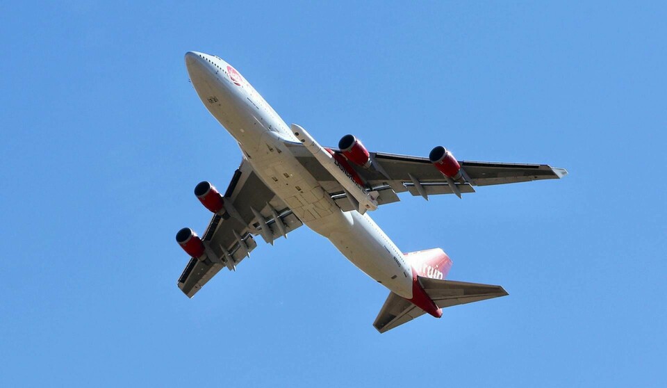 Virgin Orbits modiferade Boeing 747, som döpts till 'Cosmic Girl', på väg mot att ta en raket mot atmosfären under söndagen. Foto: Matt Hartman/AP/TT