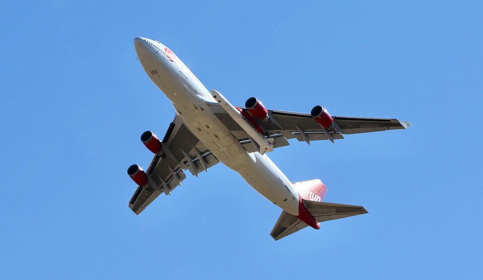 Virgin Orbits modiferade Boeing 747, som döpts till 'Cosmic Girl', på väg mot att ta en raket mot atmosfären under söndagen. Foto: Matt Hartman/AP/TT Virgin Orbits modiferade Boeing 747, som döpts till 'Cosmic Girl', på väg mot att ta en raket mot atmosfären under söndagen. Foto: Matt Hartman/AP/TT