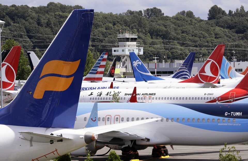 Ett antal 737 Max-flygplan med flygförbud från olika flygbolag parkerade nära Boeing-anläggningen i Seattle i USA i juni 2019. Foto: Elaine Thompson/AP/TT Ett antal 737 Max-flygplan med flygförbud från olika flygbolag parkerade nära Boeing-anläggningen i Seattle i USA i juni 2019. Foto: Elaine Thompson/AP/TT