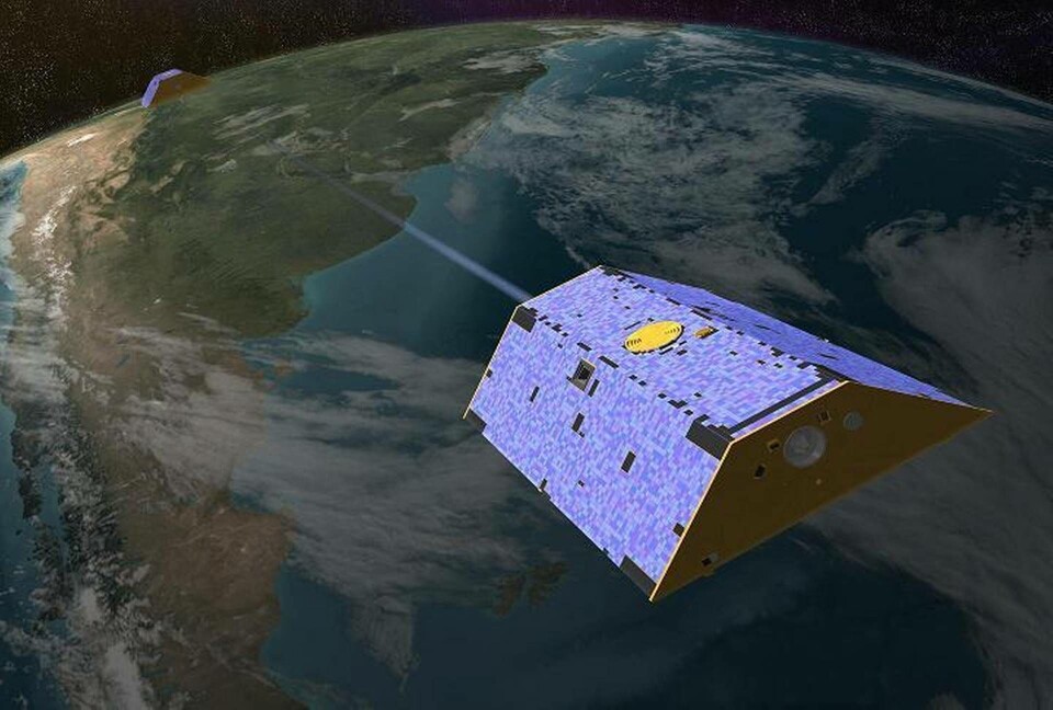 Grace består av två satelliter som med hjälp av gps och mikrovågor mäter variationer i jordens gravitationsfält. Grace består av två satelliter som med hjälp av gps och mikrovågor mäter variationer i jordens gravitationsfält.
