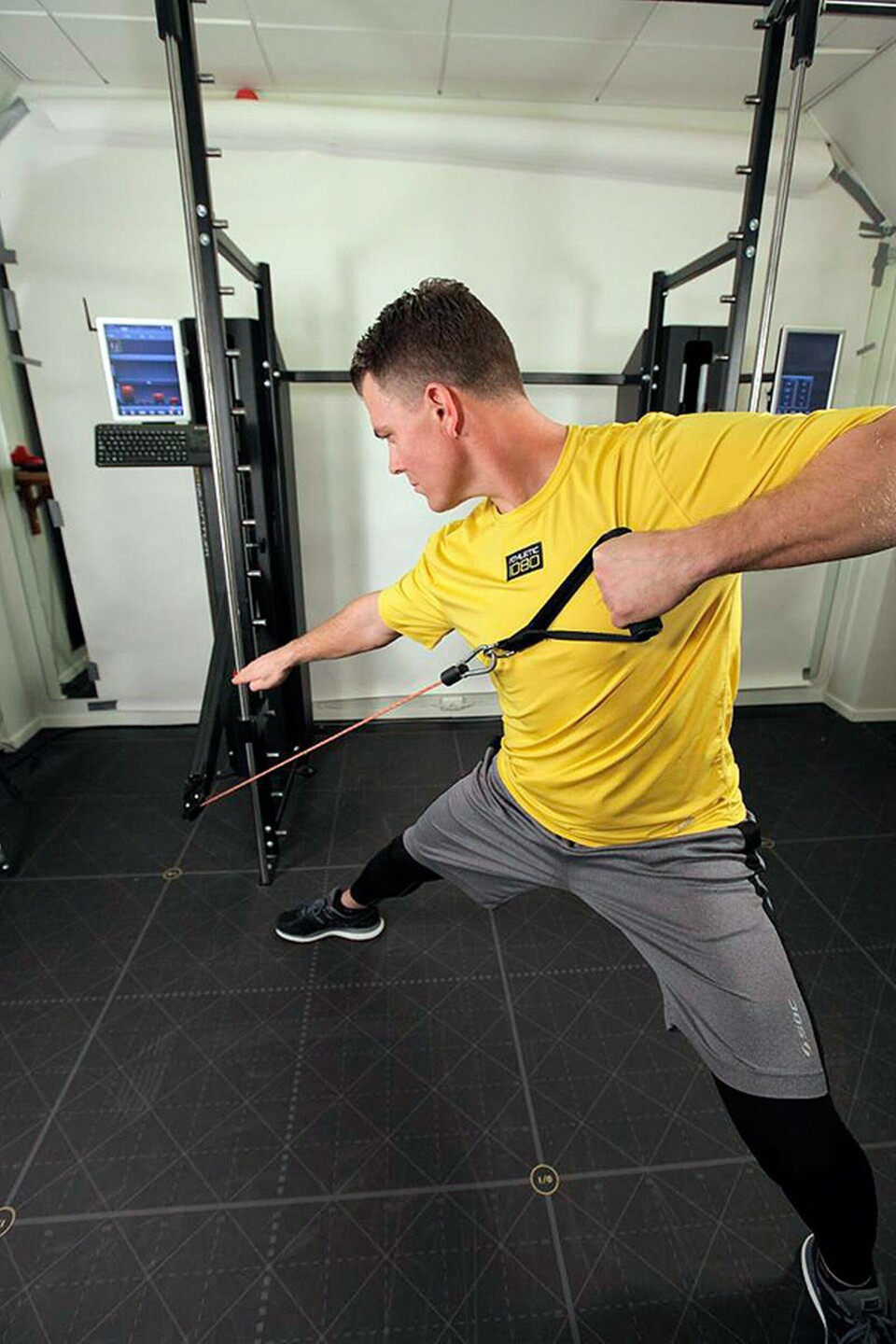 Det ser ut som vilket gym som helst – men baseballspelaren Björn Johannessen tränar med en robot som personlig tränare. (Klicka för större bild) Foto: Andreas Bergius Det ser ut som vilket gym som helst – men baseballspelaren Björn Johannessen tränar med en robot som personlig tränare. (Klicka för större bild) Foto: Andreas Bergius