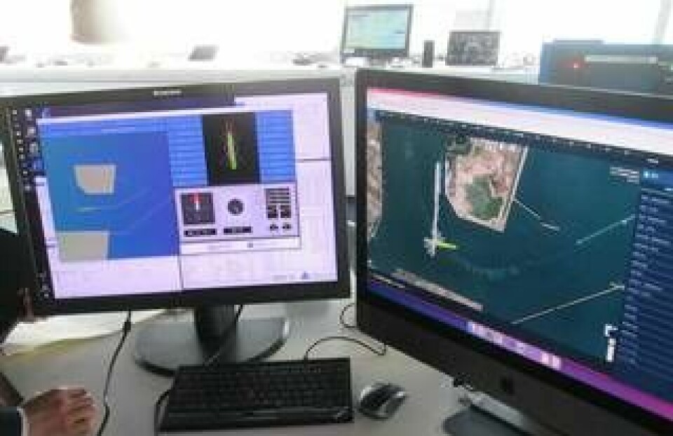 Den vänstra skärmen visar hur färjan lägger till, och den högra visar fartygets navigation. Foto: The Nippon Foundation