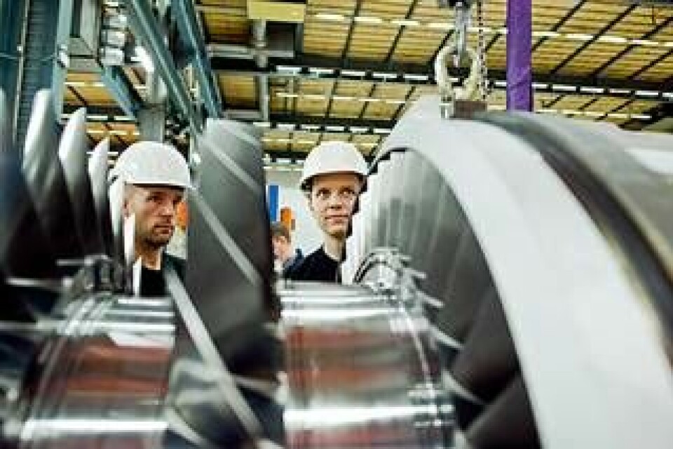 Mathias Ahlqvist och Daniel Johansson monterar ett parti av kompressorstatorn. Foto: Henrik Witt