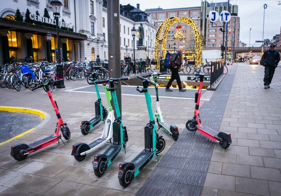 Utströdda elsparkcyklar på gator och torg har blivit ett välbekant inslag i svenska städer, här vid Stockholms centralstation. Arkivbild. Foto: Axel Hilleskog/SvD/TT