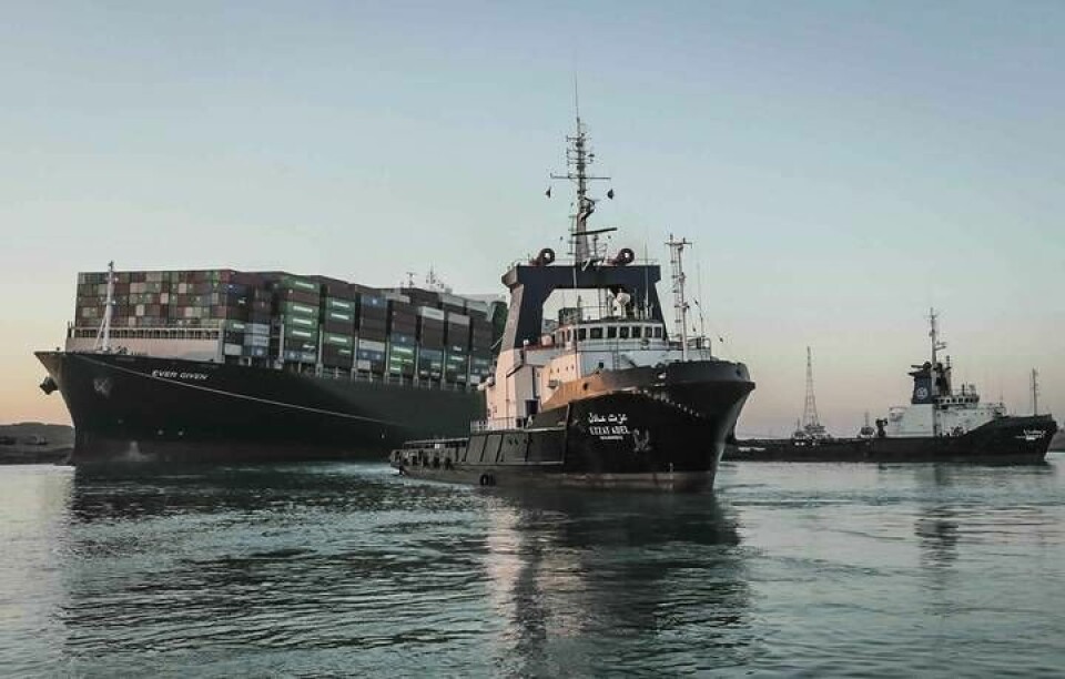 Det enorma fartyget Ever Given har nu lossats och börjat röra sig framåt i Suezkanalen. Foto: Suez Canal Authority/AP/TT