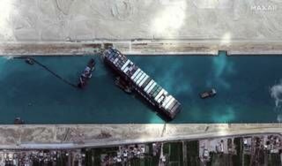 Satellitbild från söndagen på containerfartyget Ever Given, som sitter fast i Suezkanalen. Foto: Maxar Technologies/AP/TT