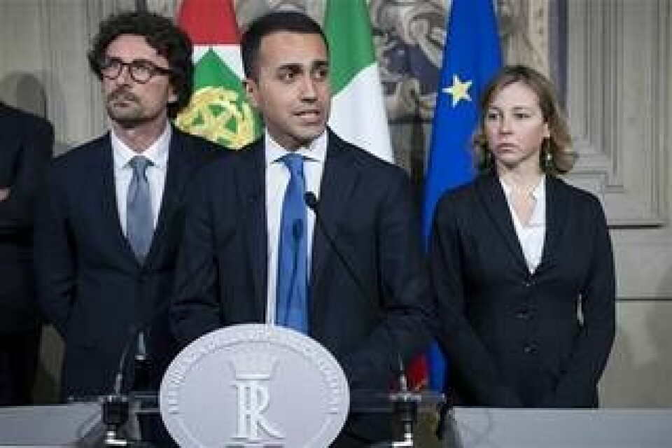 Luigi Di Maio flankerad av infrastrukturminister Danilo Toninelli (vänster) och hälsominister Giulia Grillo (höger). Foto: Presidenza della Repubblica
