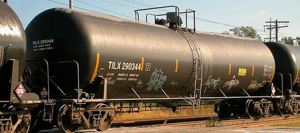 Varför har tankvagnen på tåg en v-formad knäck på mitten? Foto: Wikimedia Commons Varför har tankvagnen på tåg en v-formad knäck på mitten? Foto: Wikimedia Commons