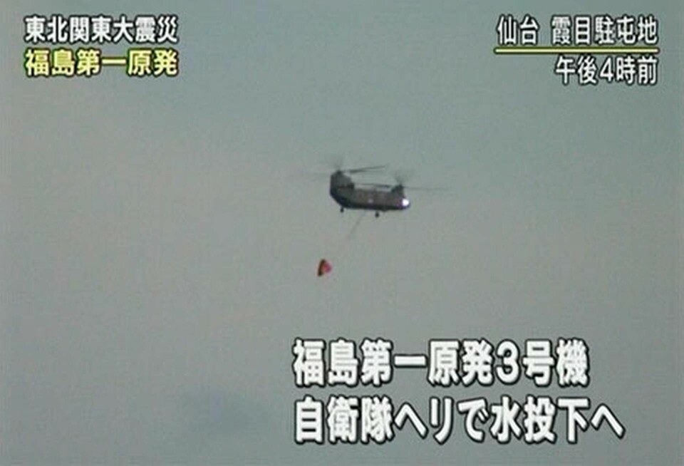 En av fyra CH 47 Chinook-helikoptrar som under onsdagen vattenbombade reaktor 3 vid Fukushima Daiichi. Foto: Foto: AP Photo/NHK TV/Scanpix