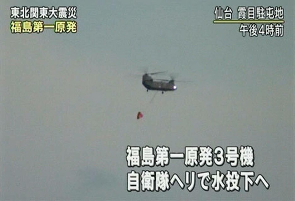 En av fyra CH 47 Chinook-helikoptrar som under onsdagen vattenbombade reaktor 3 vid Fukushima Daiichi. Foto: Foto: AP Photo/NHK TV/Scanpix En av fyra CH 47 Chinook-helikoptrar som under onsdagen vattenbombade reaktor 3 vid Fukushima Daiichi. Foto: Foto: AP Photo/NHK TV/Scanpix