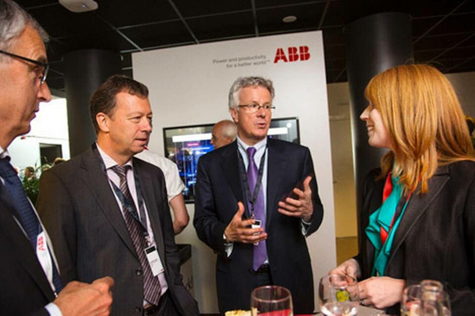 Här invigs Uno Lamm HVDC Center. Bernhard Jucker, medlem i ABB:s koncernledning, berättar för Annie Lööf om ABB och HVDC. Olof Heyman, global chef för ABB:s HVDC-verksamhet och Hanspeter Faessler, affärsområdeschef för Grid Systems, deltar i samtalet. Foto: ABB Här invigs Uno Lamm HVDC Center. Bernhard Jucker, medlem i ABB:s koncernledning, berättar för Annie Lööf om ABB och HVDC. Olof Heyman, global chef för ABB:s HVDC-verksamhet och Hanspeter Faessler, affärsområdeschef för Grid Systems, deltar i samtalet. Foto: ABB