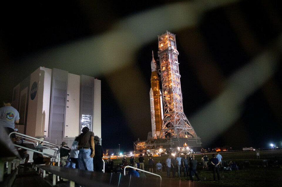 Raketen SLS med rymdkapseln Orion rullas ut till startplattan för uppdraget Artemis 1. Foto: NASA/Joel Kowsky Raketen SLS med rymdkapseln Orion rullas ut till startplattan för uppdraget Artemis 1. Foto: NASA/Joel Kowsky