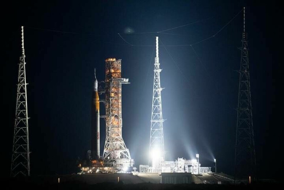 Raketen SLS med rymdkapseln Orion rullas ut till startplattan för uppdraget Artemis 1. Foto: NASA/Joel Kowsky