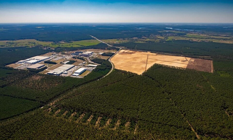 Gigafactory Berlin ska producera en halv miljon bilar åren när jättefabriken är full i drift. Flygfotot är taget av Ralf Roletschek, och används under Wikimedia-licens. Foto: Ralf Roletschek Gigafactory Berlin ska producera en halv miljon bilar åren när jättefabriken är full i drift. Flygfotot är taget av Ralf Roletschek, och används under Wikimedia-licens. Foto: Ralf Roletschek