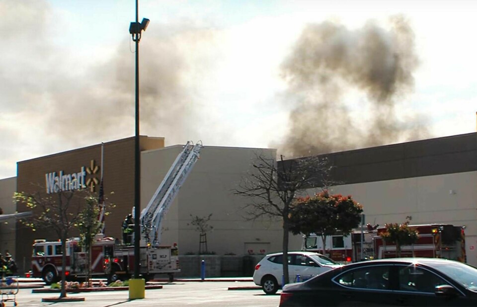 En brand i ett Walmart-varuhus i Milpitas, Kalifornien. Foto: wcolbyHD / skärmdump från Youtube