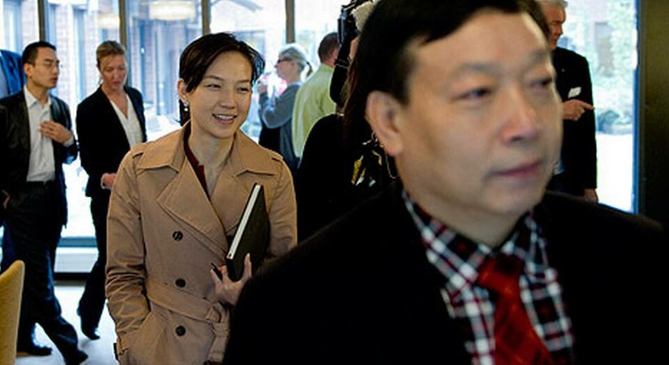 Rachel Pang, vd för Youngman, och Youngmans styrleseordförande Pang Qingnian får nobben av GM. Foto: Scanpix Rachel Pang, vd för Youngman, och Youngmans styrleseordförande Pang Qingnian får nobben av GM. Foto: Scanpix