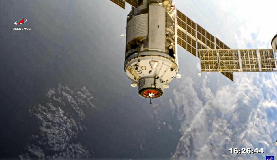 Nauka, en av Rysslands senaste moduler, inför dockningen med ISS den 29 juli i år. Foto: Roskosmos/AP/TT