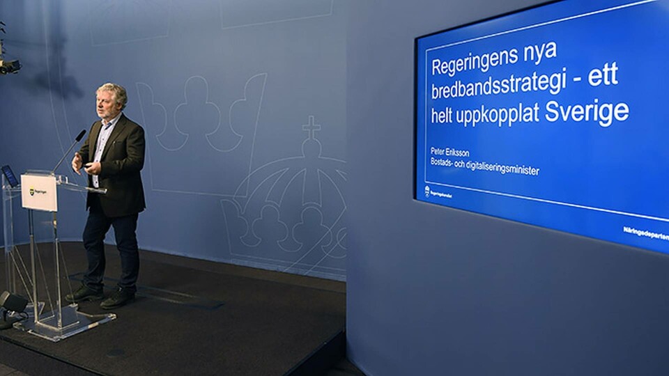December 2016 presenterade bostads- och digitaliseringsminister Peter Eriksson (MP) regeringens nya bredbandsstrategi (bilden). Nu satsar regeringen ytterligare 20 miljoner för att fortsätta utbyggnaden. Foto: Pontus Lundahl / TT December 2016 presenterade bostads- och digitaliseringsminister Peter Eriksson (MP) regeringens nya bredbandsstrategi (bilden). Nu satsar regeringen ytterligare 20 miljoner för att fortsätta utbyggnaden. Foto: Pontus Lundahl / TT