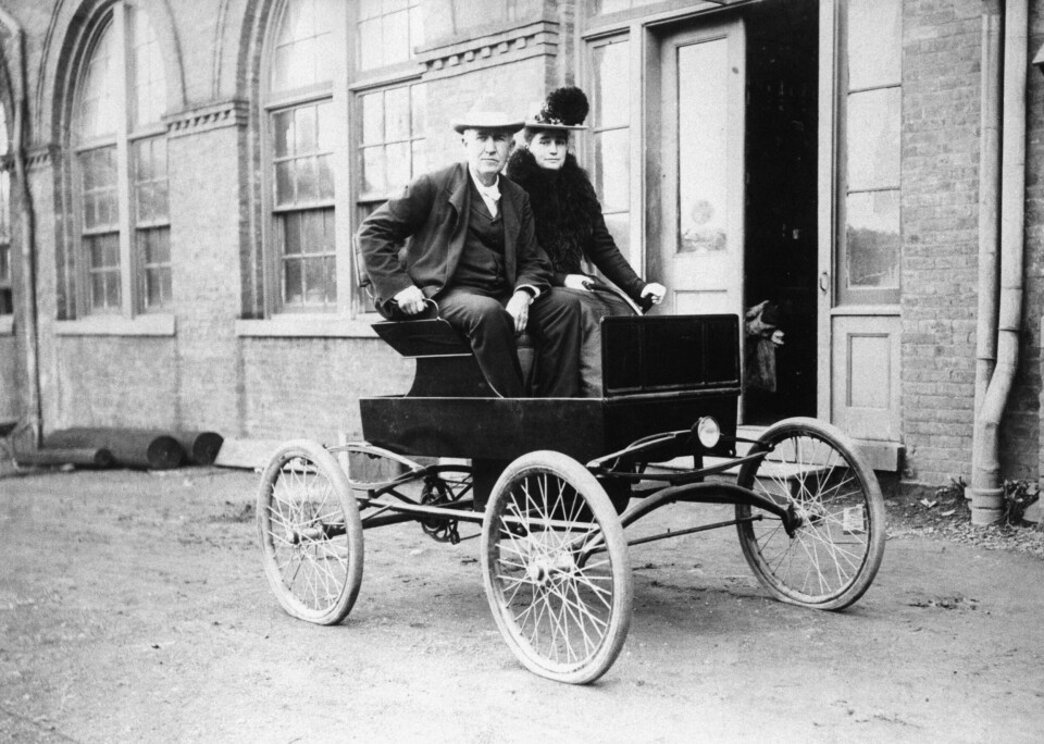 Thomas Edison med sin fru Mina Miller i en Baker Runabout, byggd 1901. Foto: SÜDDEUTSCHE ZEITUNG PHOTO/TT Thomas Edison med sin fru Mina Miller i en Baker Runabout, byggd 1901. Foto: SÜDDEUTSCHE ZEITUNG PHOTO/TT