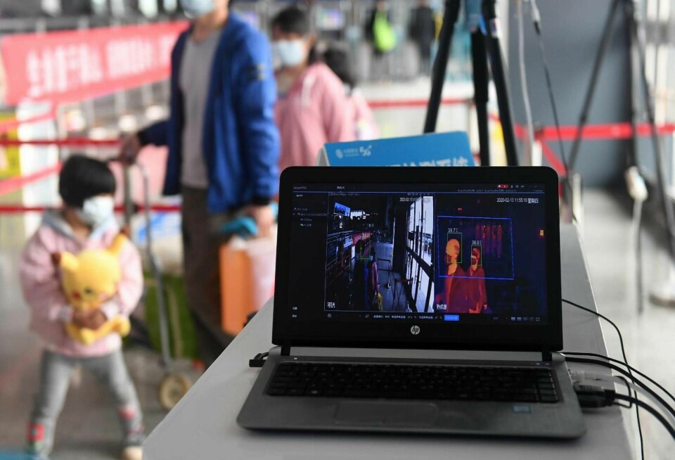 Information om förbipasserandes temperaturer visas på en laptop. Bilden är tagen i februari på en tågstation i den kinesiska staden Nanning. Foto: Xinhua