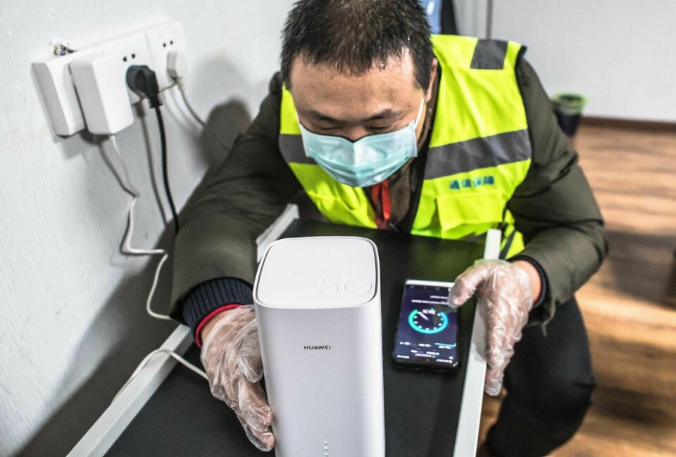 En ingenjör på operatören China Unicom installerar 5g-utrustning från Huawei på ett tillfälligt sjukhus i Wuhan. Foto: Xiao Yijiu