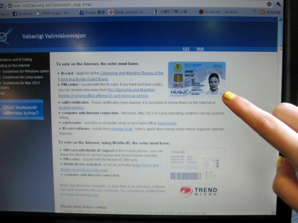 Parlamentsvalet i Estland 2011. En väljare får en genomgång av hur e-röstning går till. Foto: imago stock