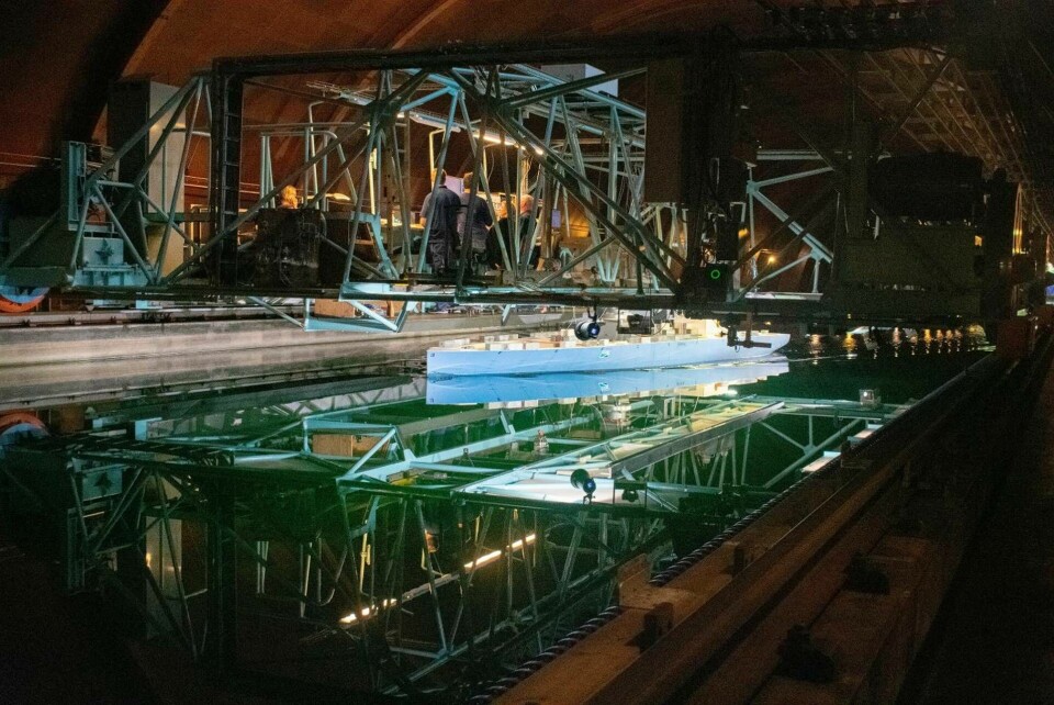 En miniatyrmodell av det cirka 200 meter långa fartyget testas i SSPA:s släpränna i Göteborg. Foto: Johan Kristensson