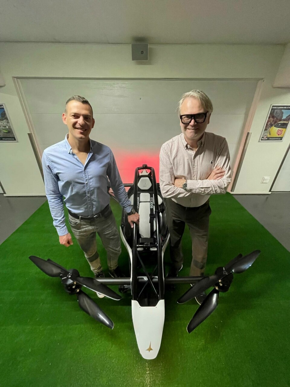 Jetson är grundat av Tomasz Patan, teknikchef, samt Peter Ternström, ordförande. Mellan dem står VTOL-farkosten Jetson One. Foto: Jetson