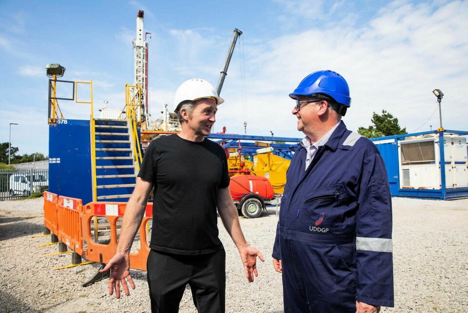 Ryan Law (till vänster), grundaren av Geothermal Engineering, pratar med borrledaren Pete Jones. Foto: Jonny Weeks/TT